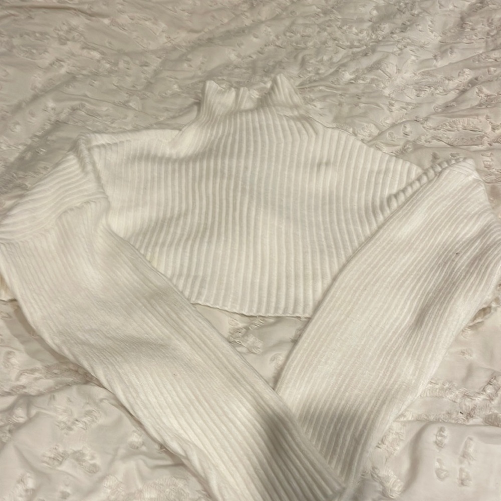 White crop top sweater